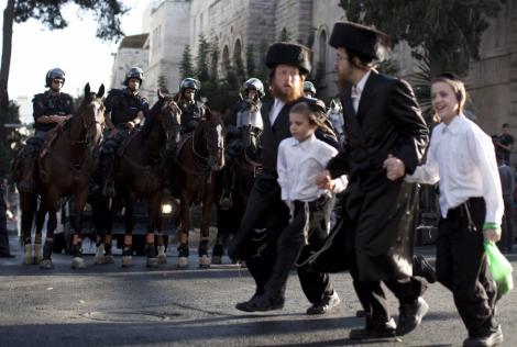 FOTO & VIDEO! Ciocniri violente in Ierusalim, intre fortele de ordine si ultra-ortodocsi