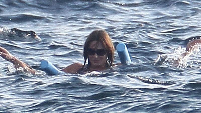 FOTO! Carla Bruni, insarcinata la plaja!