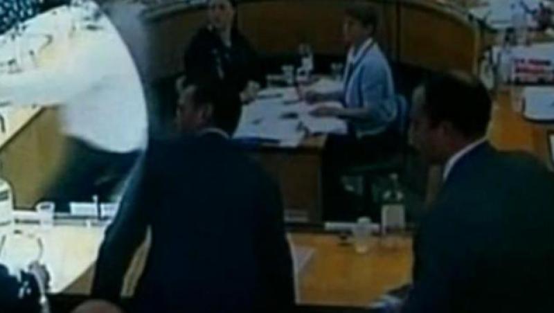 VIDEO! Rupert Murdoch, atacat in Parlamentul britanic
