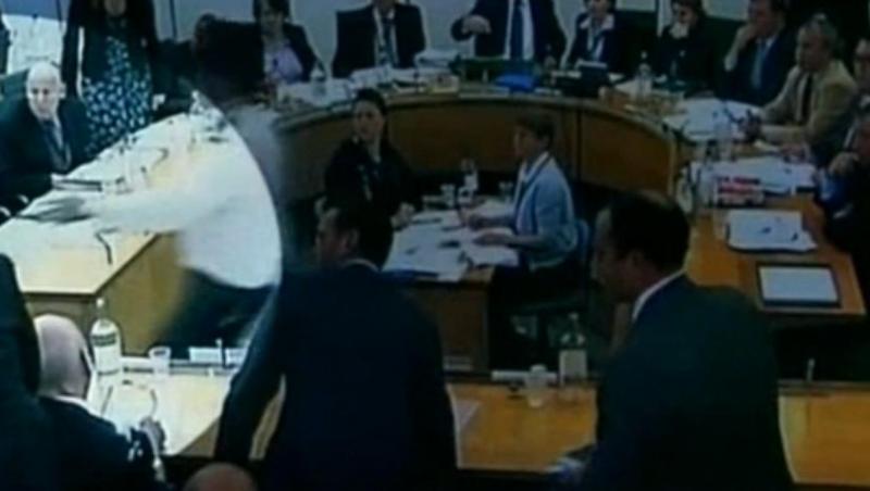 VIDEO! Rupert Murdoch, atacat in Parlamentul britanic