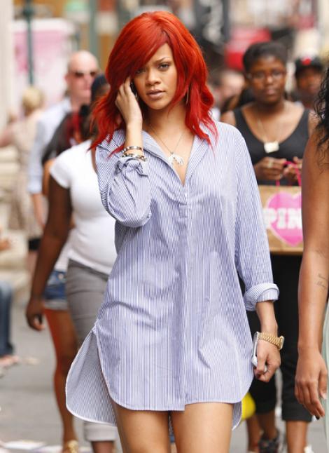 FOTO! Rihanna, sexy in camasa de noapte pentru barbati