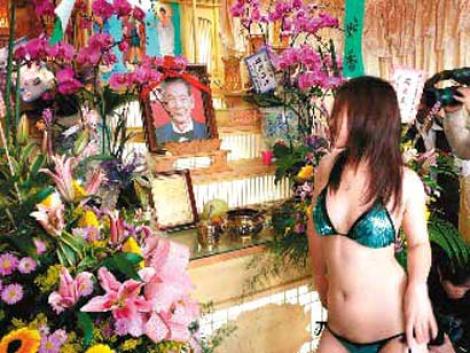 Taiwan: Dansatoarele de striptease, cerinta obligatorie la inmormantari!