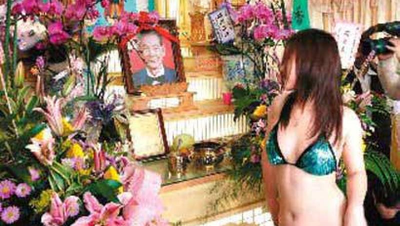 Taiwan: Dansatoarele de striptease, cerinta obligatorie la inmormantari!
