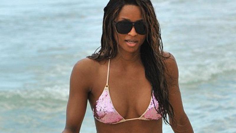 FOTO! Ciara isi dezvaluie formele intr-un bikini sumar