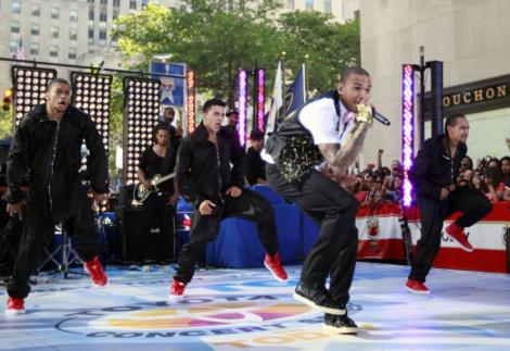 Chris Brown a strans 18 000 de fani pe strazile din New York!