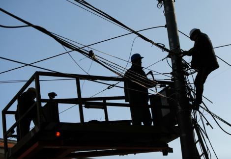 Primaria Capitalei a inceput curatarea stalpilor de cablurile ilegale