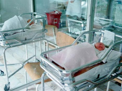 Situatie incredibila in Maramures: Un bebelus, luat din maternitate in baza unui act notarial