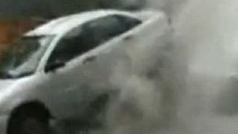 VIDEO! O masina pluteste din cauza canalizarii infundate
