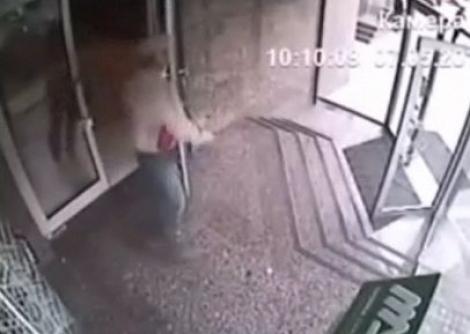 VIDEO! Un britanic a trecut direct printr-o usa de sticla