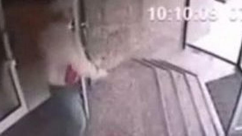 VIDEO! Un britanic a trecut direct printr-o usa de sticla