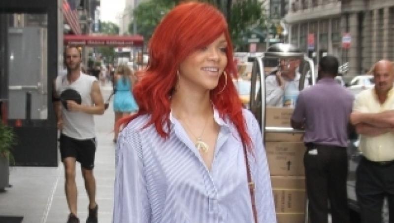Rihanna, fara pantaloni pe strada!