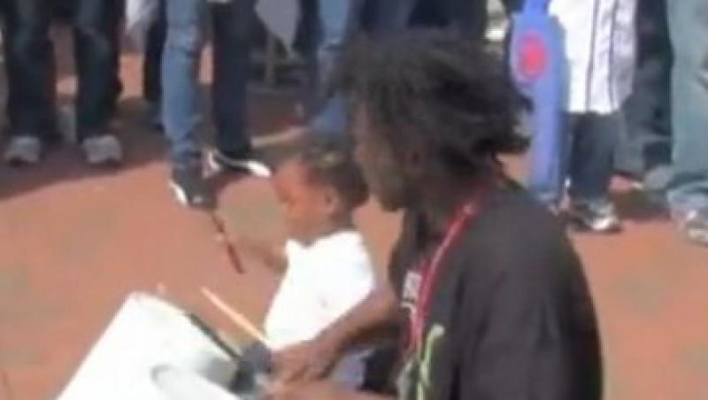 VIDEO! Doi africani canta muzica instrumentala la galeata