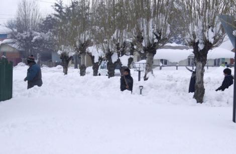 Chile: Mii de persoane, izolate in urma caderilor masive de zapada