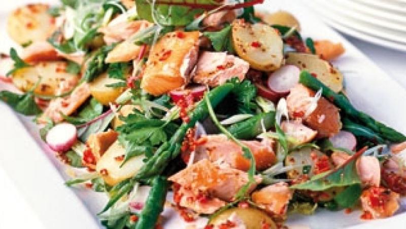 Reteta zilei: salata cu somon afumat si dressing picant