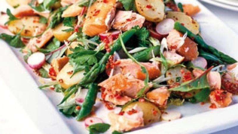 Reteta zilei: salata cu somon afumat si dressing picant