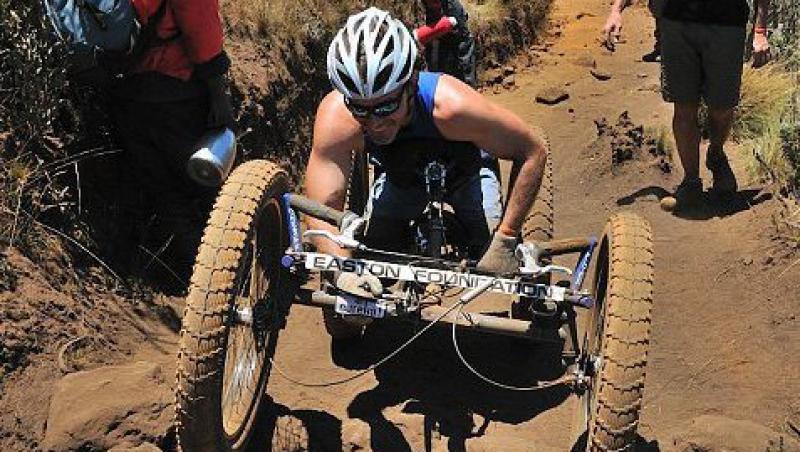 Un barbat paralizat la picioare a escaladat muntele Kilimanjaro!