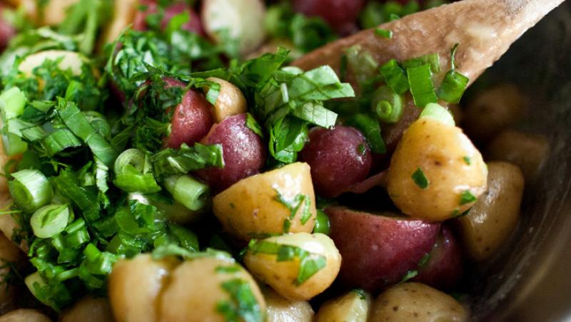 Reteta de garnitura pentru carnea la gratar: salata de cartofi frantuzeasca