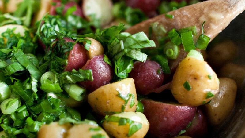 Reteta de garnitura pentru carnea la gratar: salata de cartofi frantuzeasca