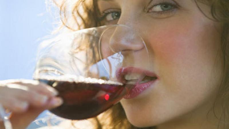 Vinul rosu protejeaza dintii si gingiile
