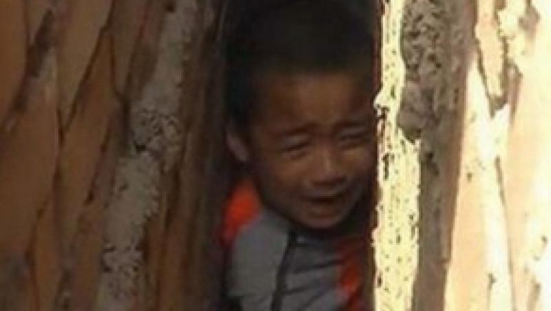 China: Un baiat a ramas blocat intre ziduri timp de 10 ore