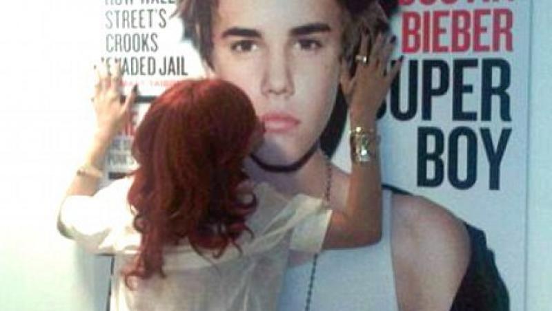 FOTO! Rihanna a sarutat un poster cu Justin Bieber