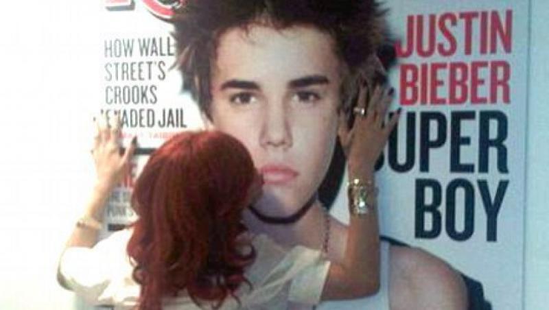 FOTO! Rihanna a sarutat un poster cu Justin Bieber