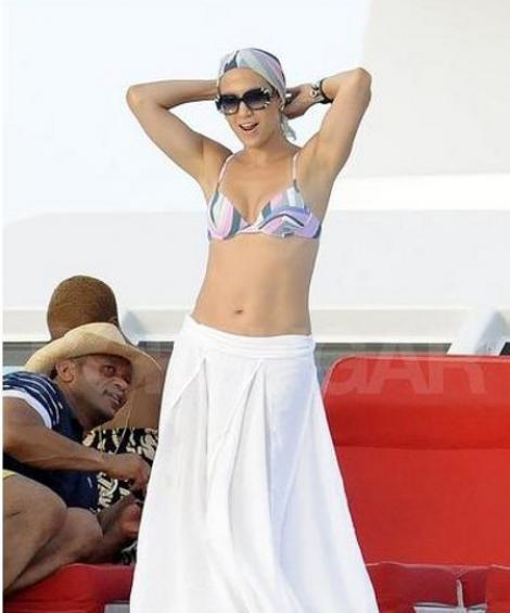 FOTO! Jennifer Lopez a implinit 42 de ani in costum de baie