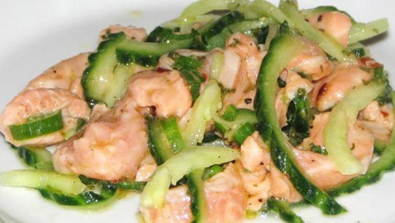 Reteta zilei: salata asiatica de somon crud