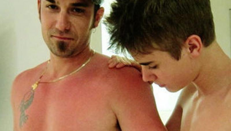 FOTO! Justin Bieber s-a pozat gol impreuna cu tatal sau