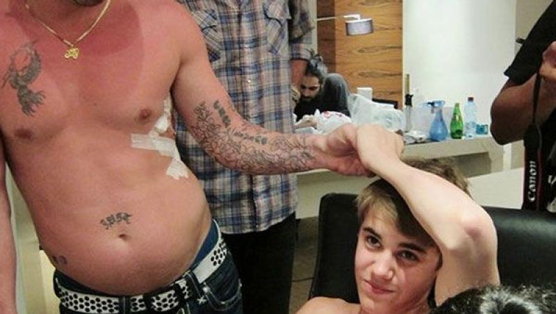 FOTO! Justin Bieber s-a pozat gol impreuna cu tatal sau