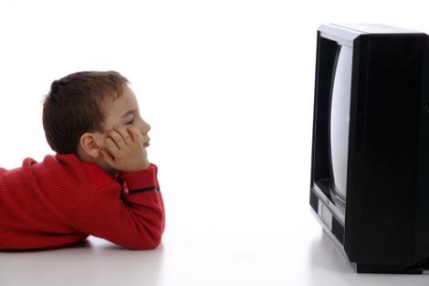 Uitatul la televizor in copilarie poate duce la singuratate