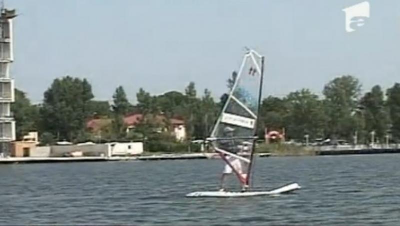 VIDEO! Vezi cum poti invata sa faci windsurfing!