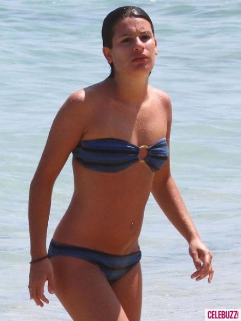 Leah Michele din Glee, in bikini pe plaja!