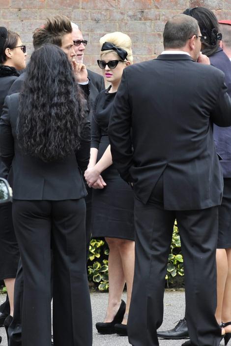 GALERIE FOTO! Vezi reactiile vedetelor dupa funerariile lui Amy Winehouse!