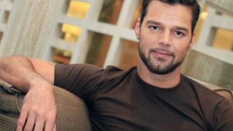 Ricky Martin face reclama la ruj. Oare va prinde produsul?