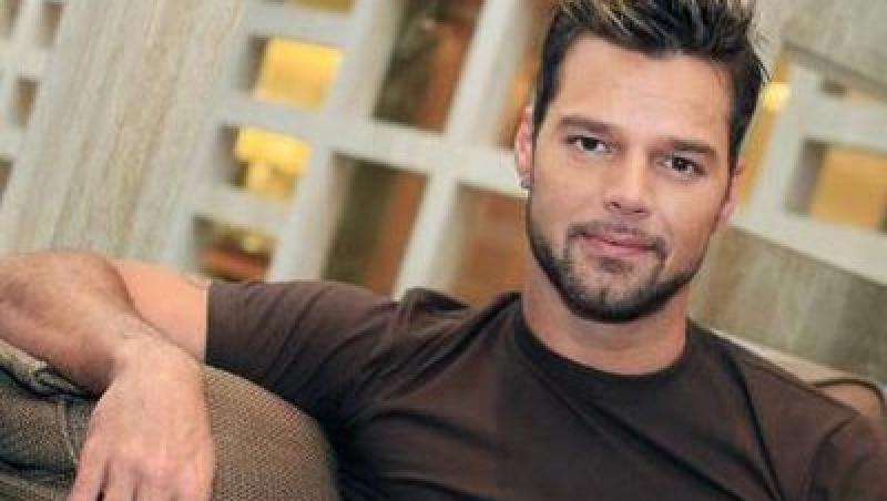 Ricky Martin face reclama la ruj. Oare va prinde produsul?