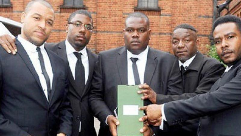 FOTO! Bodyguarzii lui Amy Winehouse s-au pozat langa cenusa artistei!