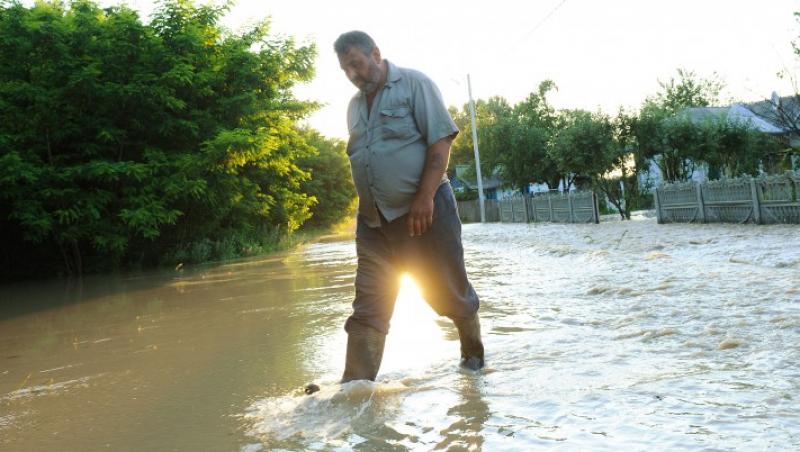 VIDEO! Sute de gospodarii din Mures, inundate in urma unei ploi de jumatate de ora