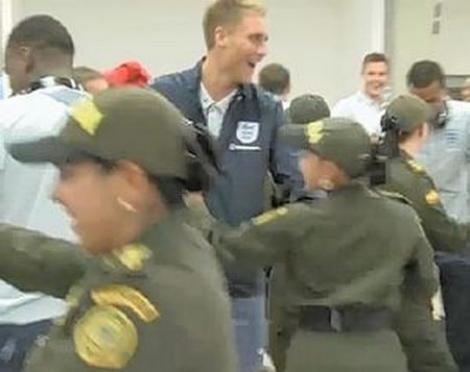 VIDEO! Echipa de fotbal a Angliei a avut parte de o intampinare inedita in Columbia
