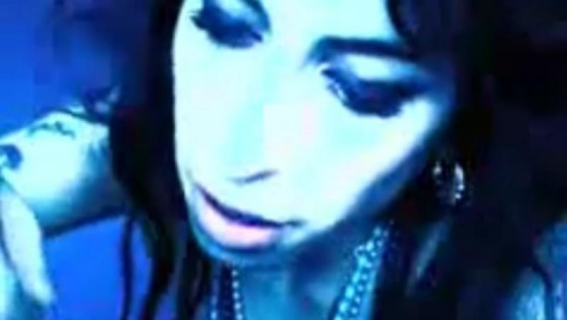 VIDEO! Uite-o pe Amy Winehouse jucandu-se drogata cu pui de soricei!