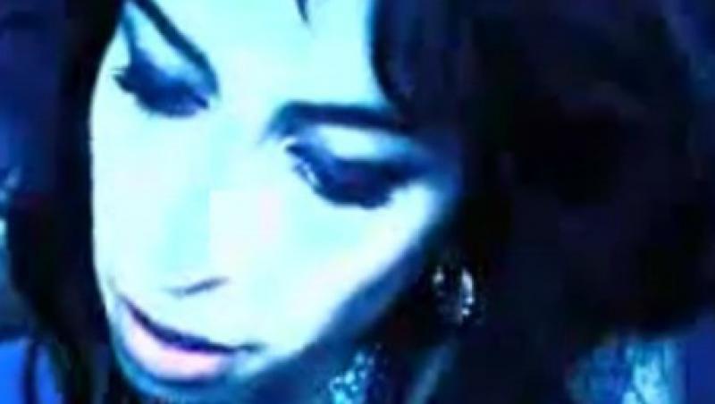 VIDEO! Uite-o pe Amy Winehouse jucandu-se drogata cu pui de soricei!