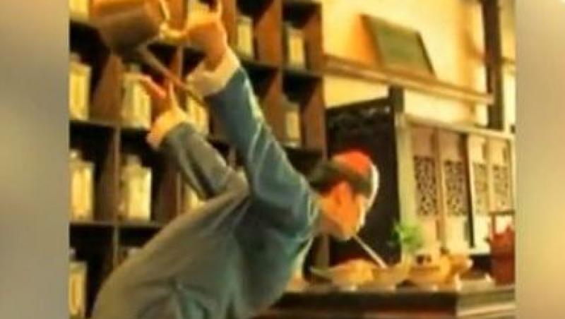 VIDEO! Un chinez, maestru in servirea ceaiului