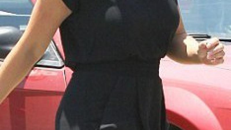 Jennifer Love Hewitt isi arata formele intr-o rochie mini
