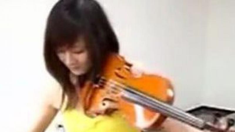 VIDEO! O femeie canta la 3 instrumente in acelasi timp