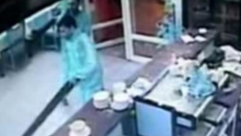 Dambovita: Patru tineri beti au batut cu batele un barman si au vandalizat barul