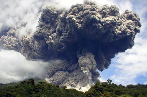 Indonezia: Vulcanul Soputan a intrat in eruptie
