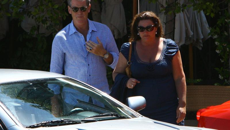 FOTO! Pierce Brosnan nu-si poate lua mainile de pe grasana!