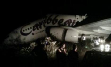 Un avion cu 163 de persoane la bord s-a rupt in doua la aterizare. Miraculos, nu exista victime!