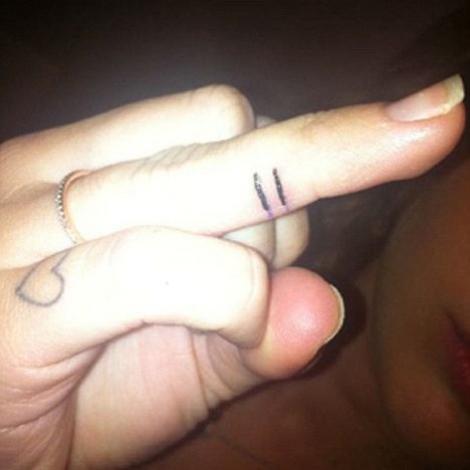 FOTO! Miley Cyrus si-a facut al saptelea tatuaj!