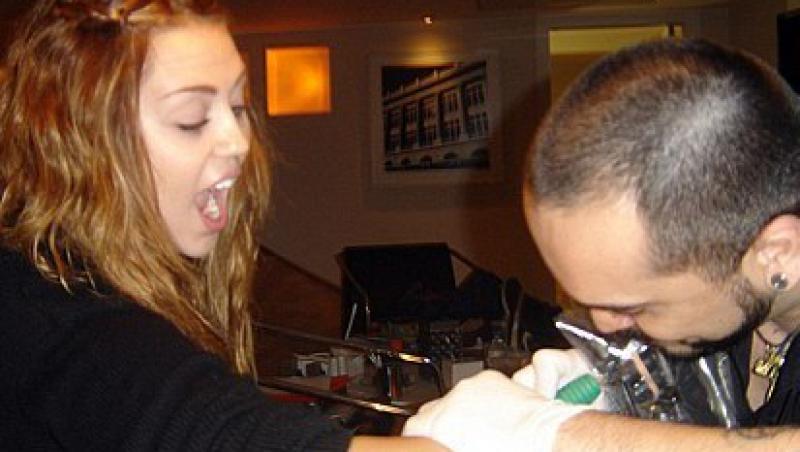FOTO! Miley Cyrus si-a facut al saptelea tatuaj!